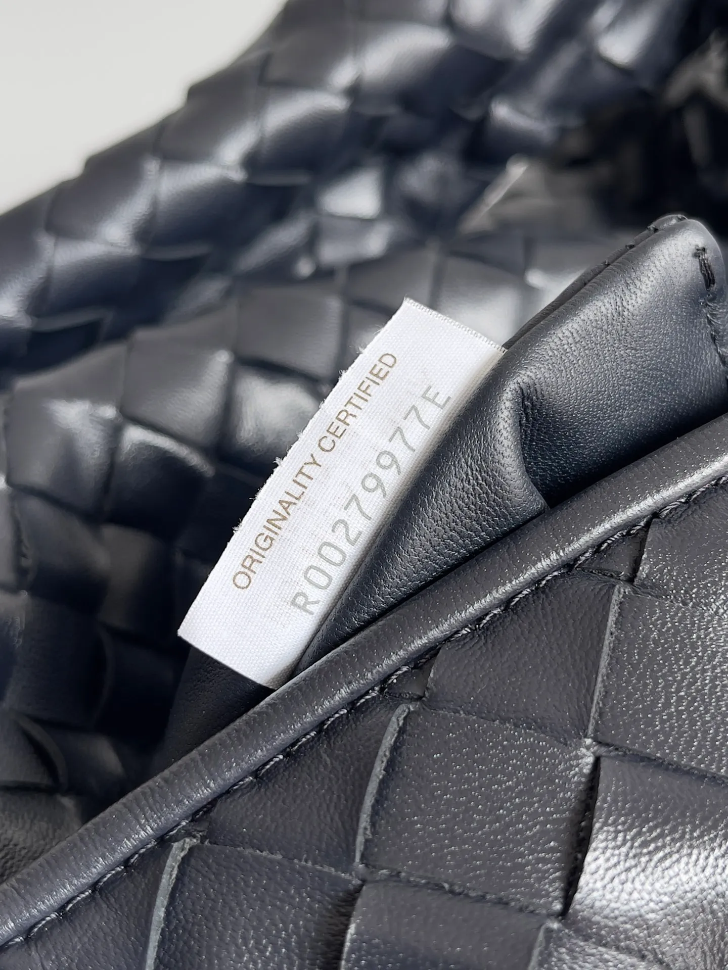 Batch 2160 Recently, I seem to be obsessed with this bag from BV~ The new Hop is really not too beautiful. The whole bag has no seams. The bag body and handles are made of one piece of leather. It embodies the style and essence of Bottega Veneta. It truly represents craftsmanship and creativity. The large size has a very loose and lazy upper body. Big bag lovers will definitely not regret buying it. Style number: 763970 Size: 53*24*13